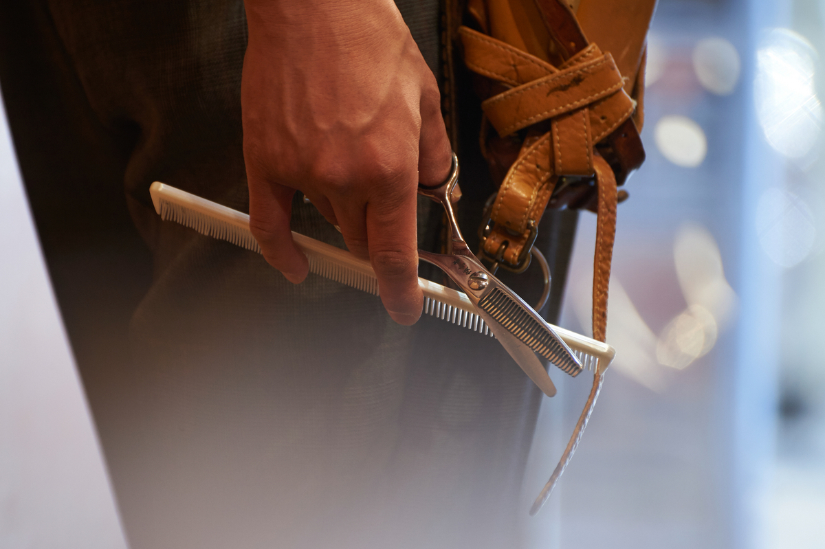 美容師の手元