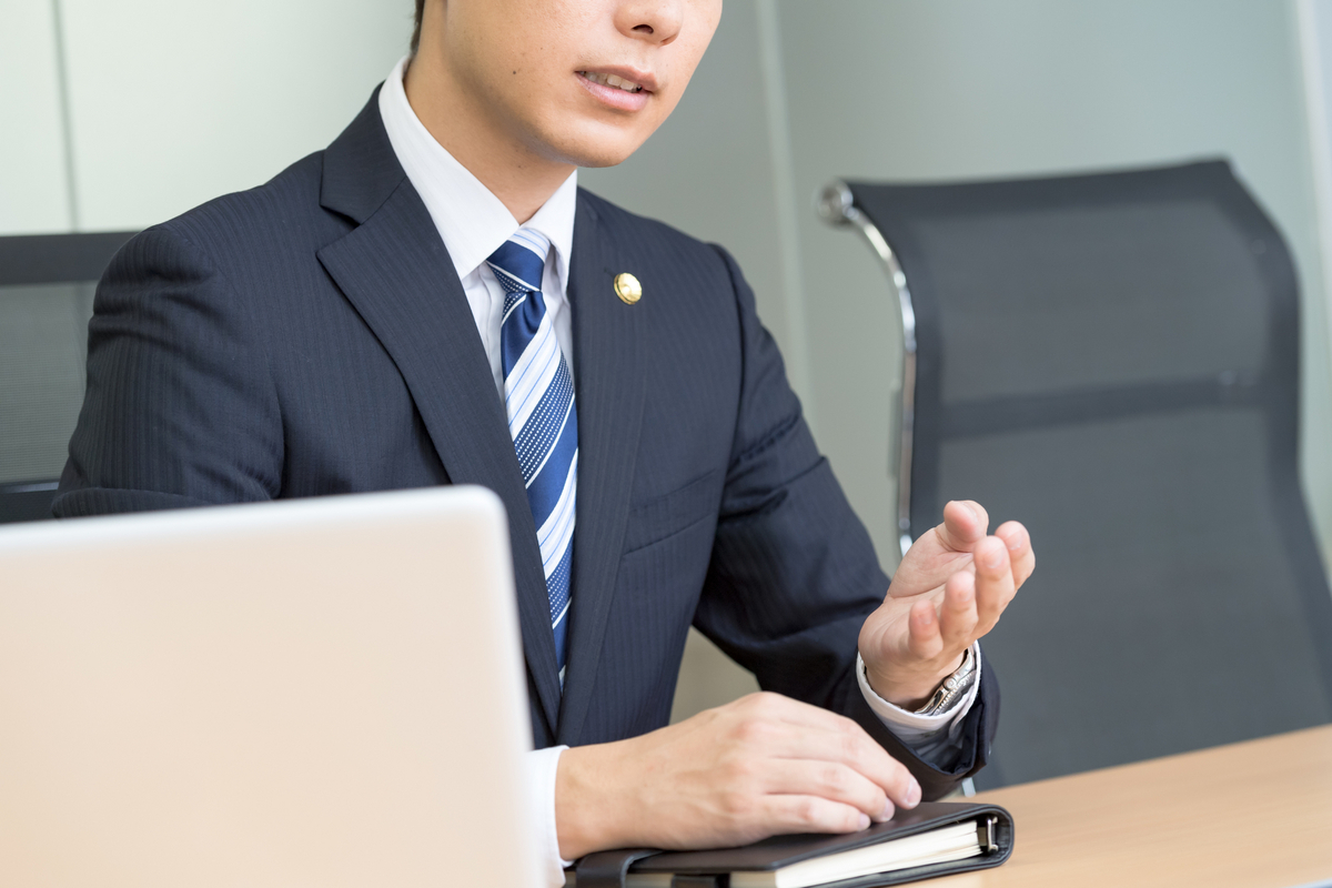 打ち合わせをする弁護士
