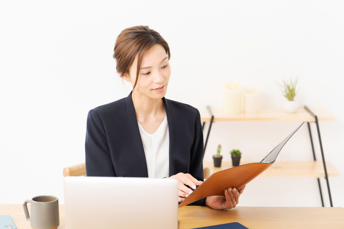 デスクワークする女性