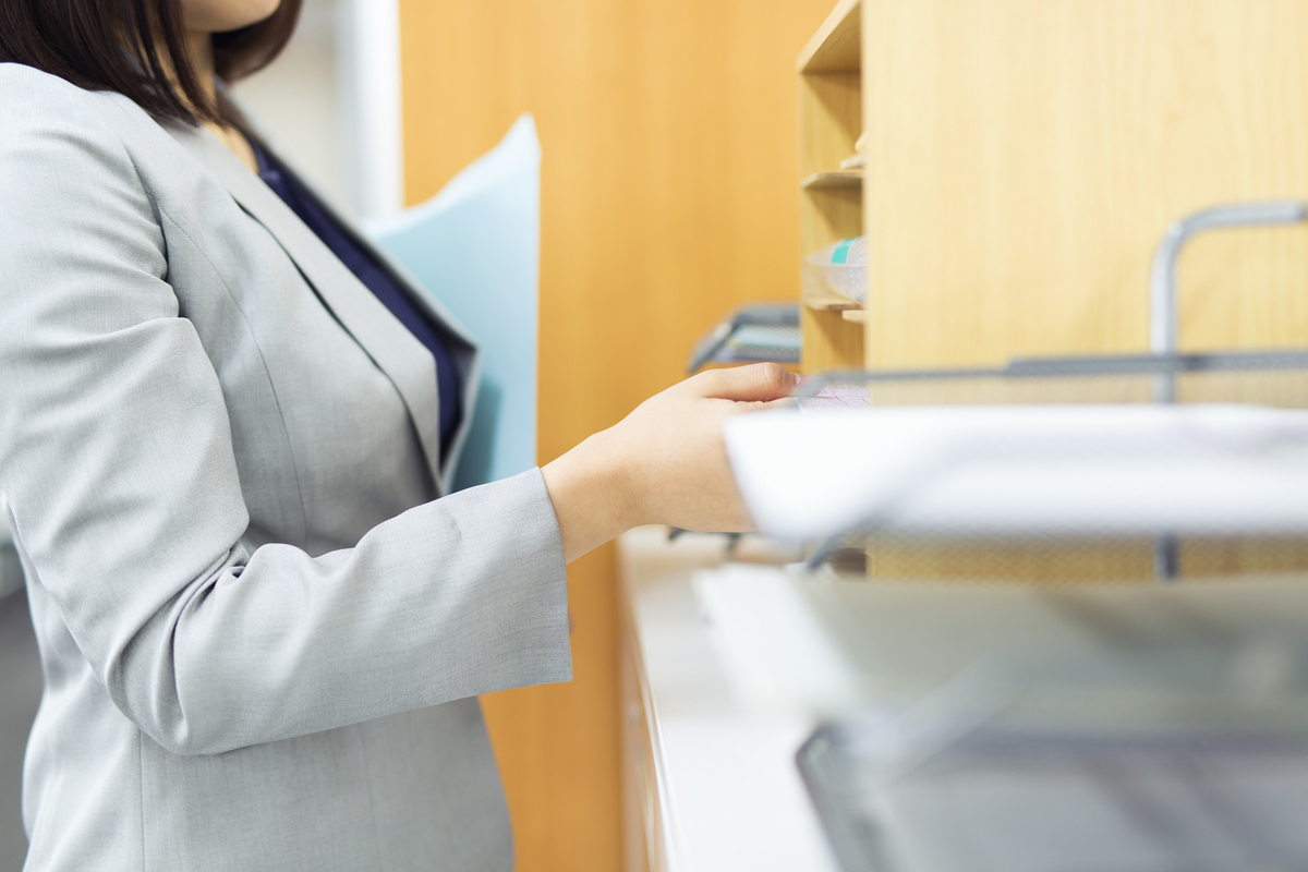 備品管理をする女性社員