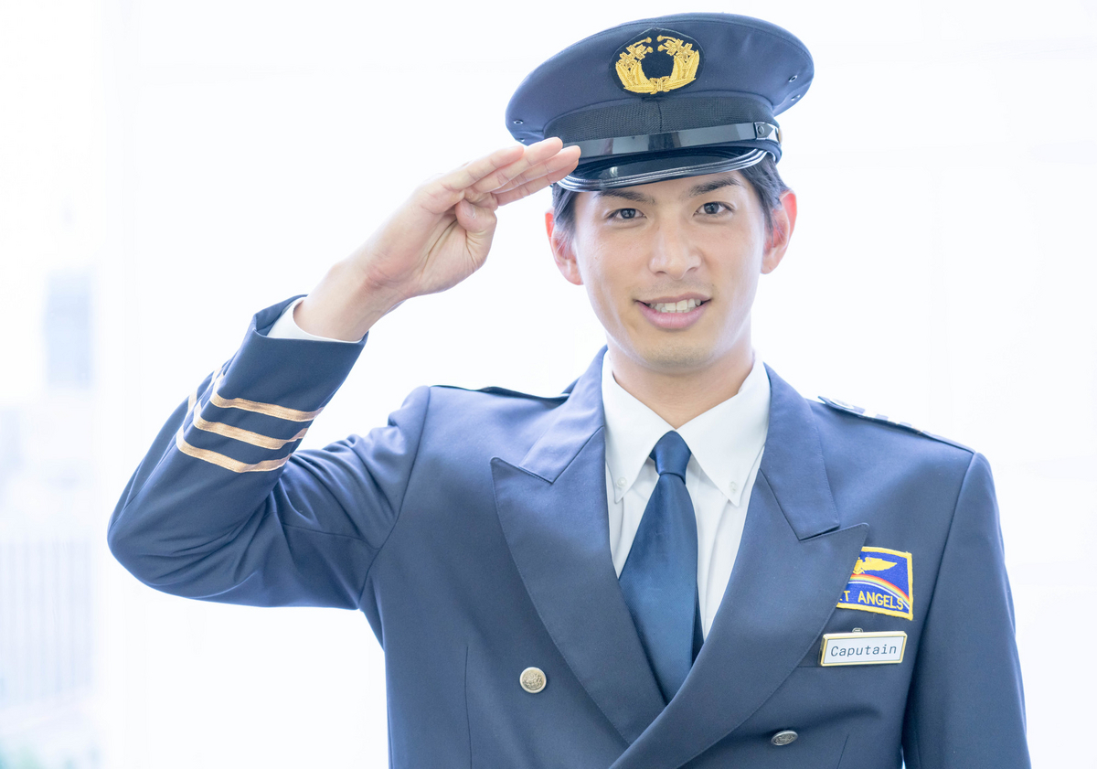 敬礼するパイロット