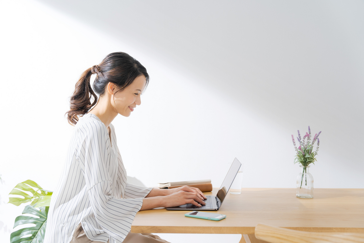 パソコンで文章を書く女性