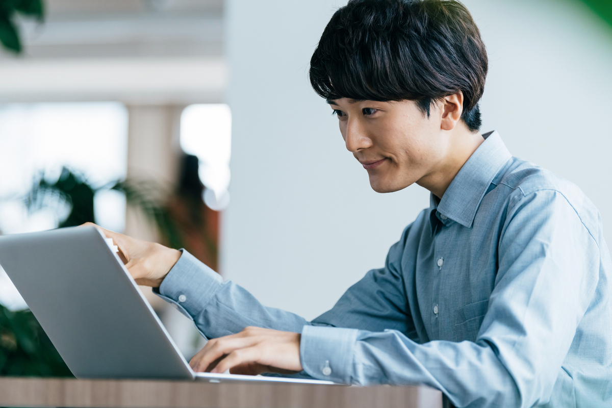 パソコンを操作する男性