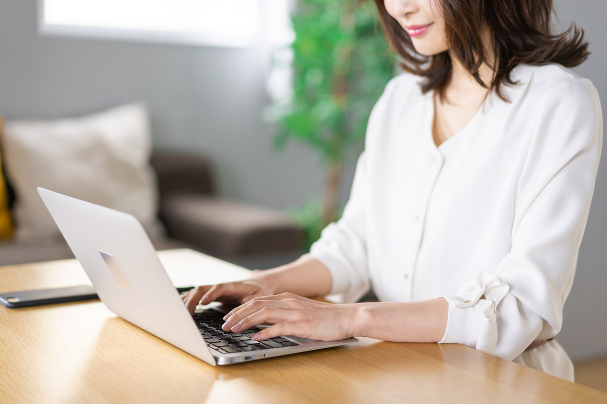 デスクワークをする女性