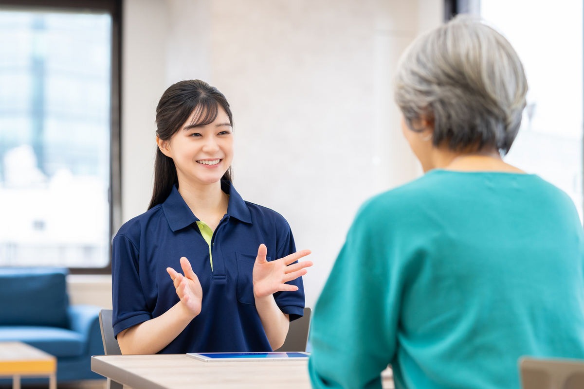 高齢者と話す介護士