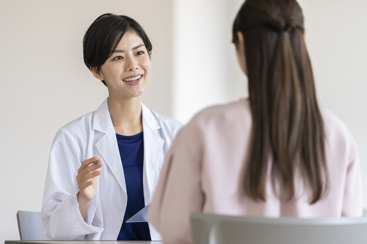 面談する白衣の女性