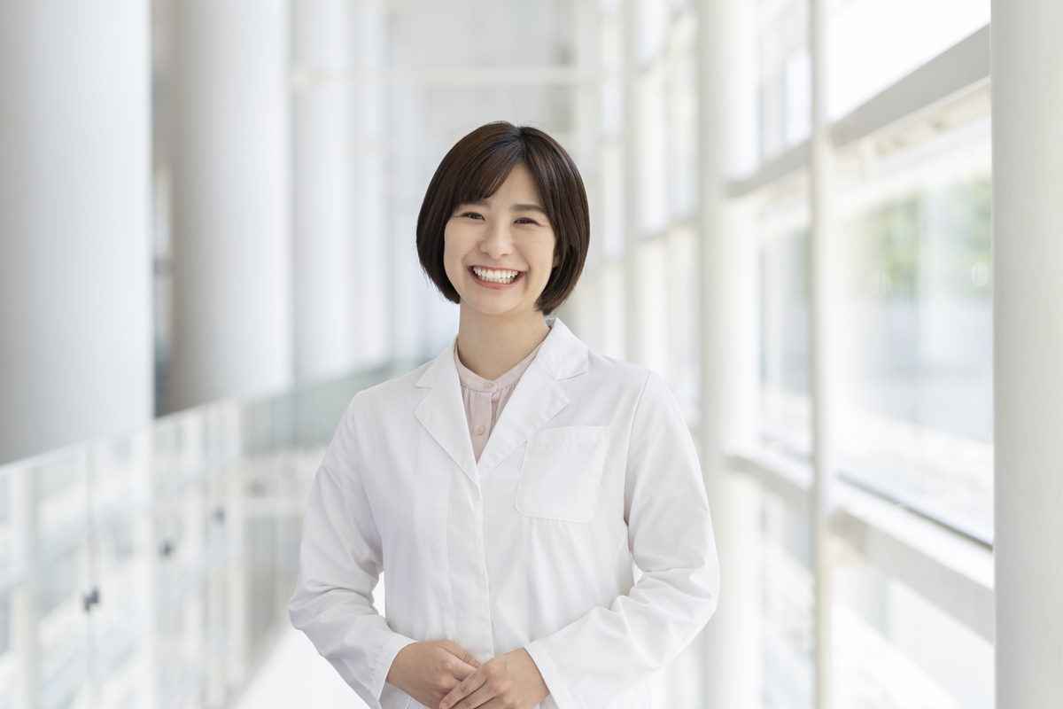 笑顔の白衣の女性
