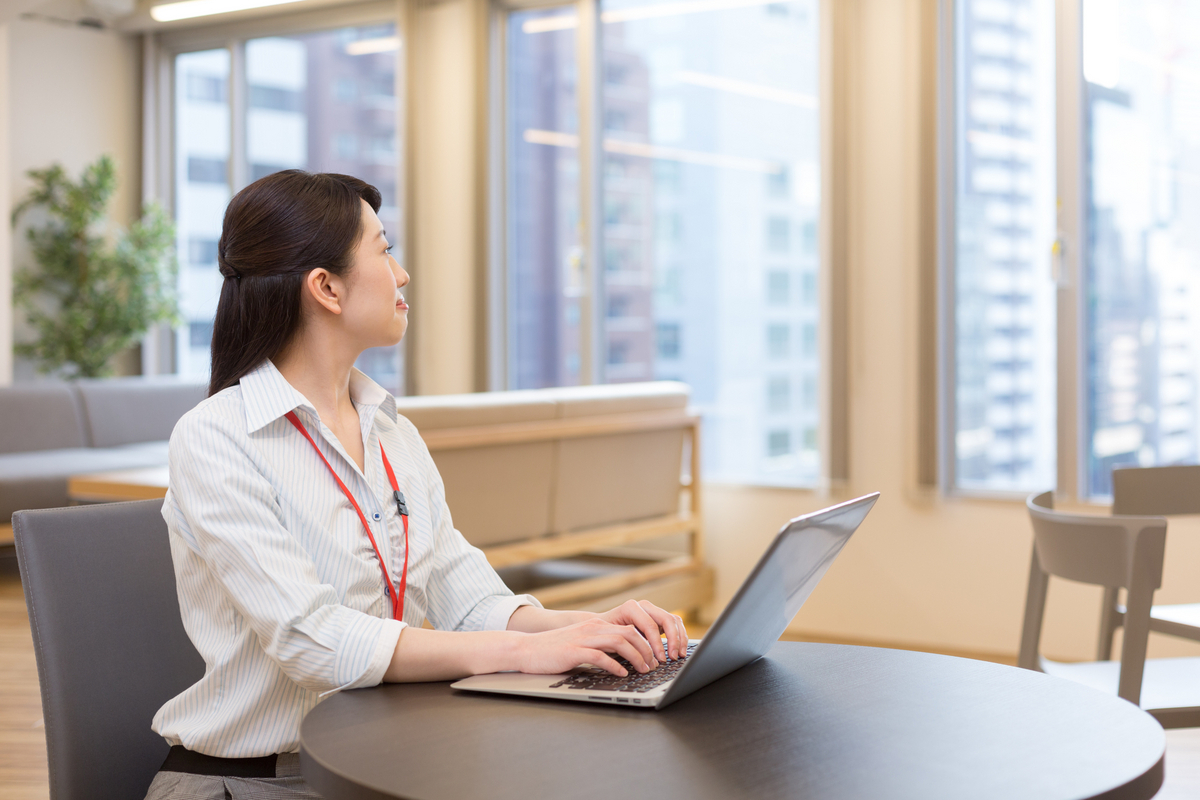 オフィスで働く女性