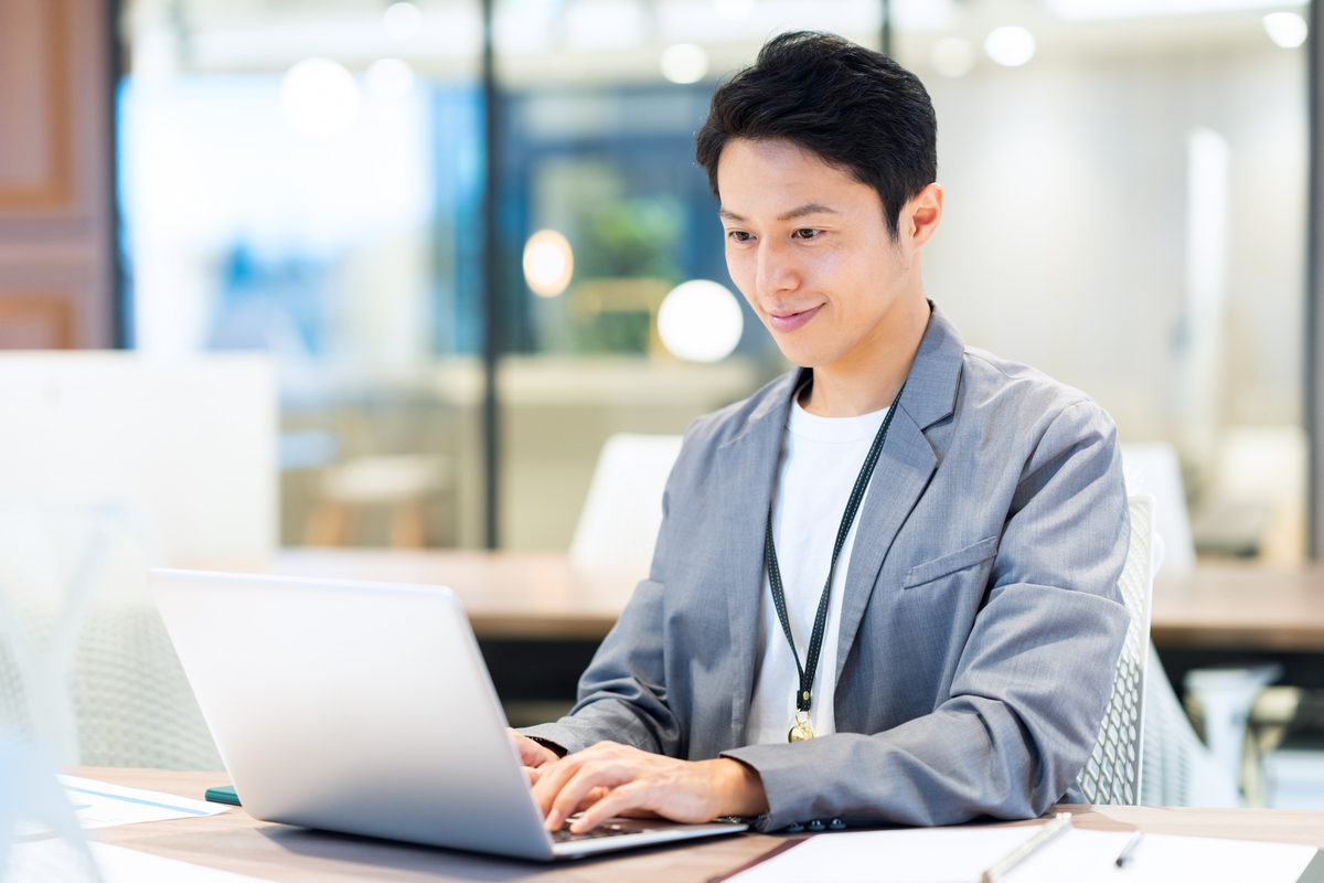 オフィスでパソコンを操作する男性