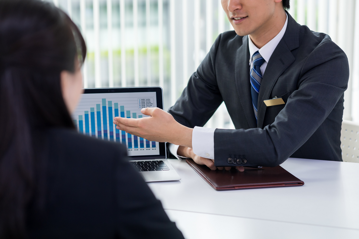 説明するコンサルタント