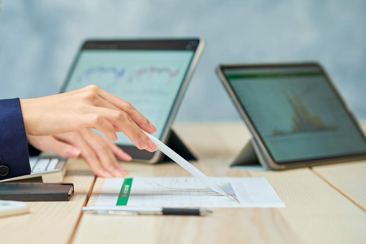 資料を説明する