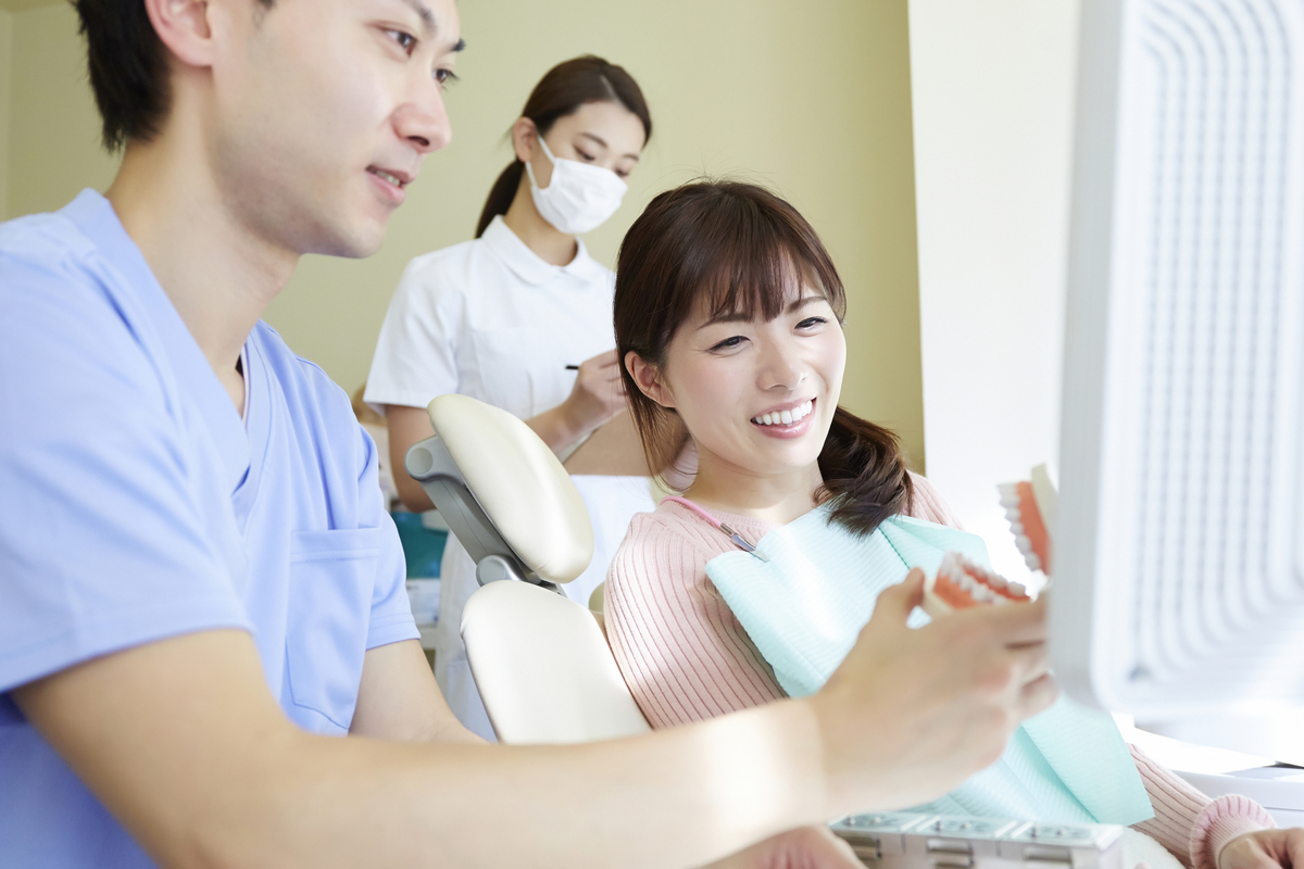説明する歯科医