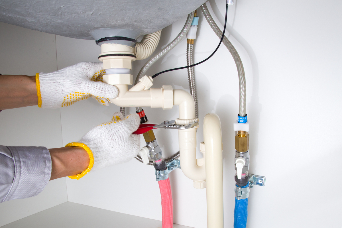 配管をチェックする手元