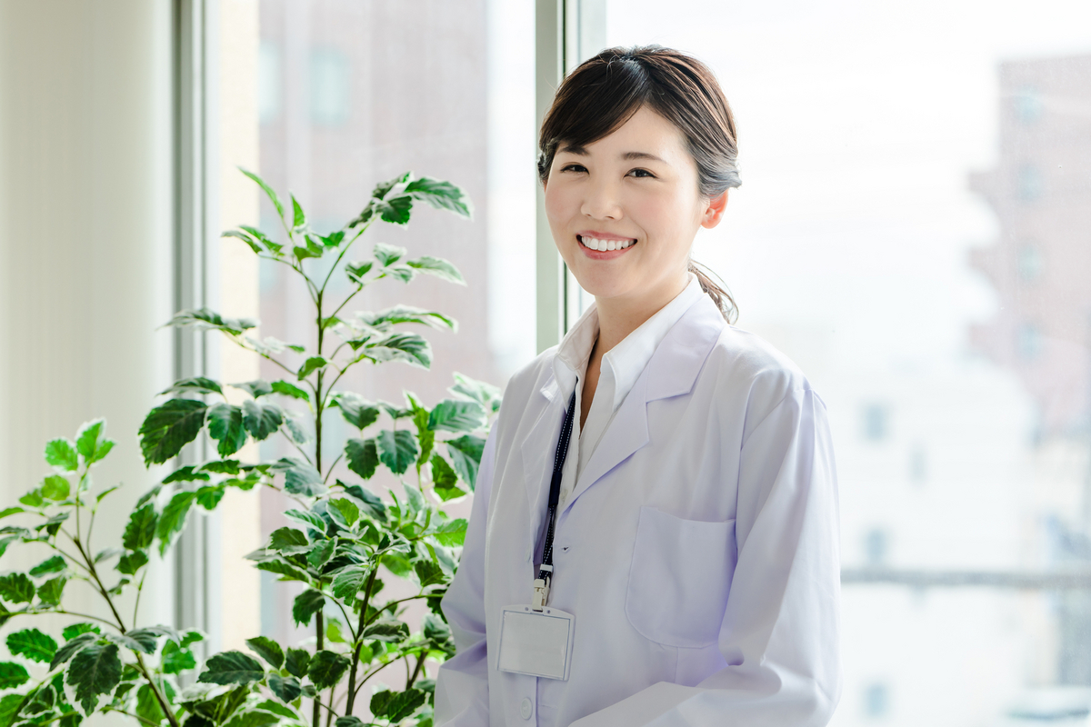 白衣の女性