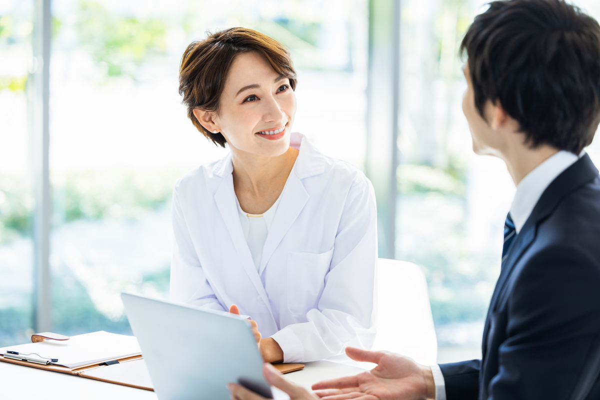 打ち合わせをする女性医師