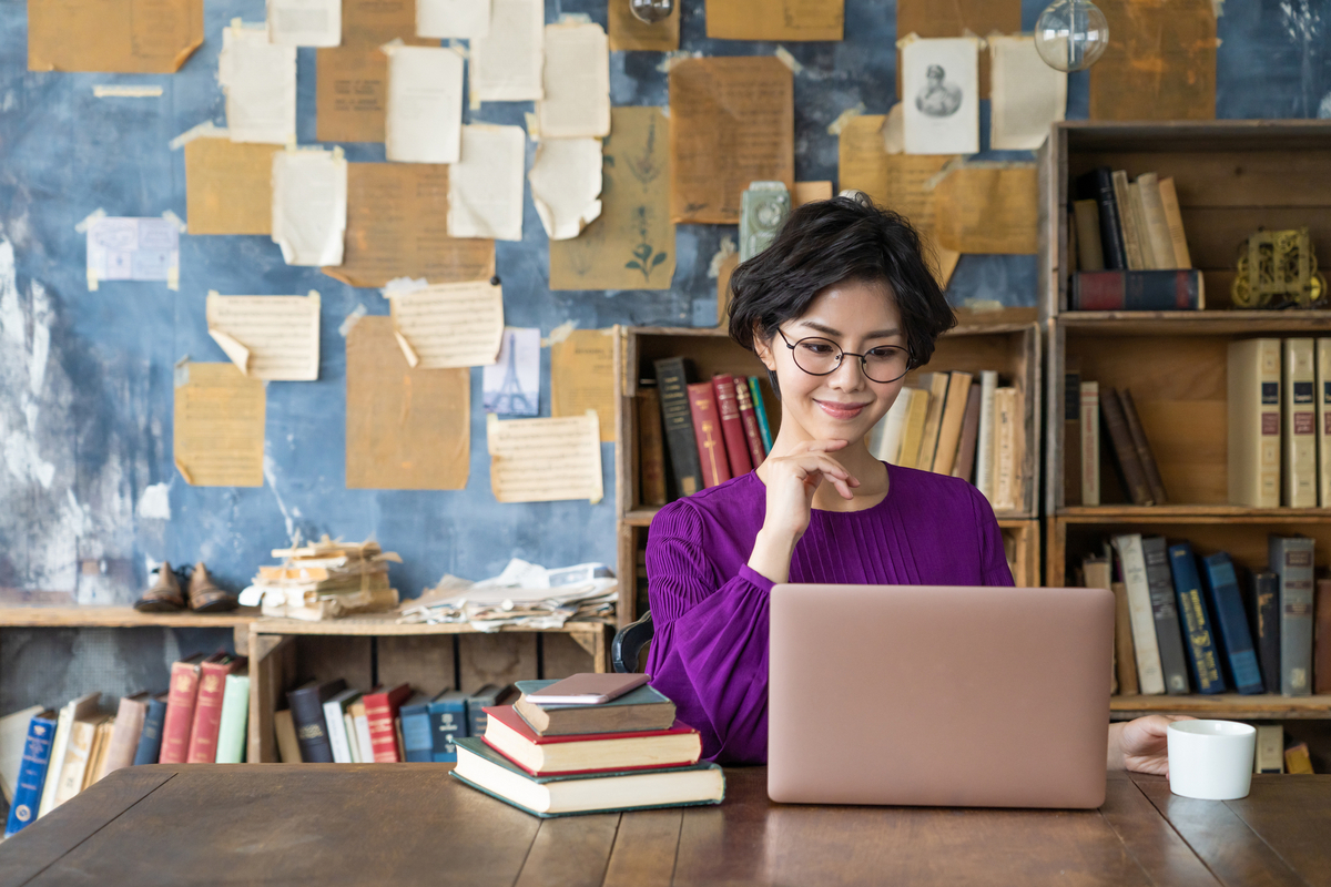 研究をしている女性