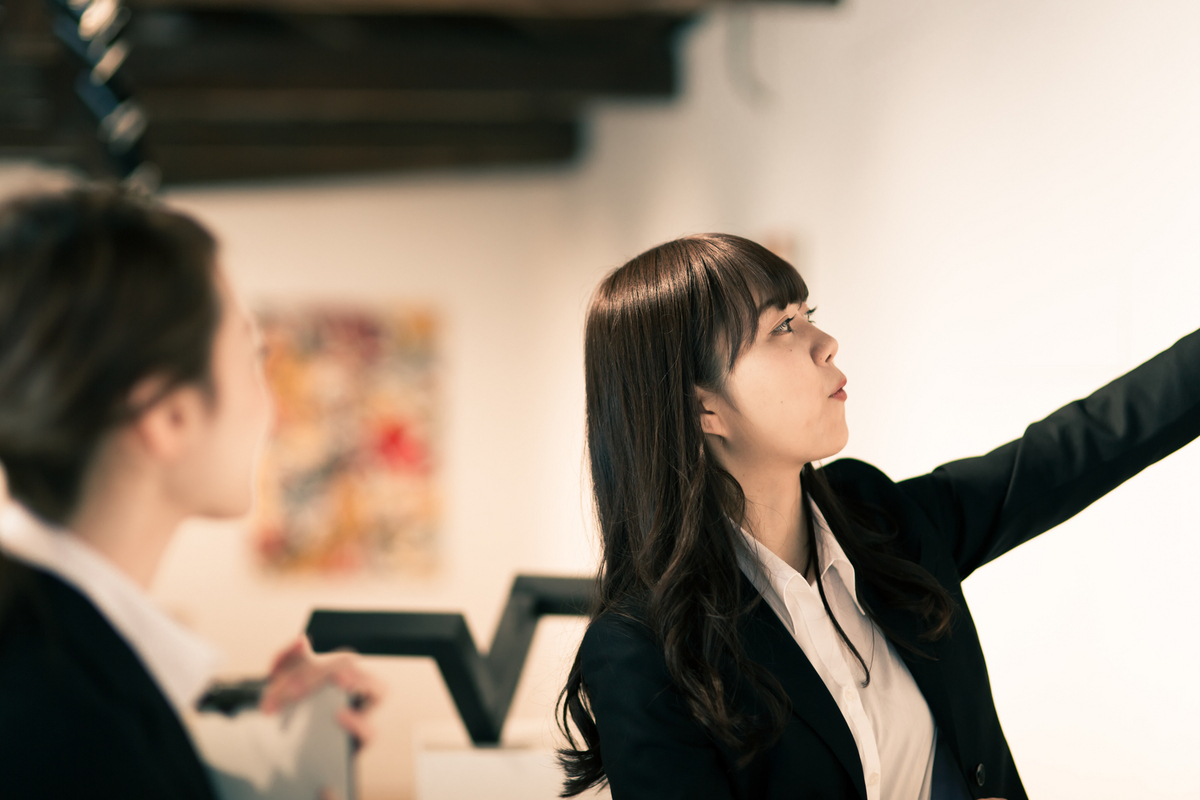 博物館で解説する女性