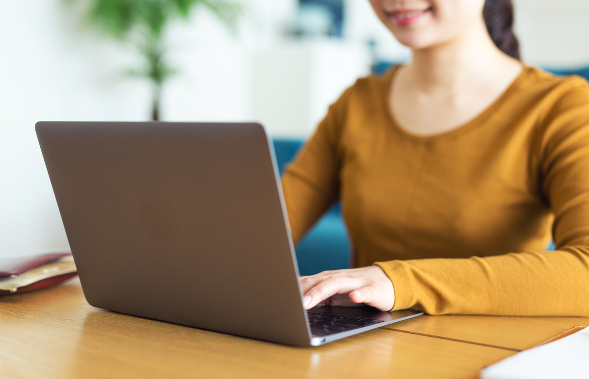 パソコンを操作する女性