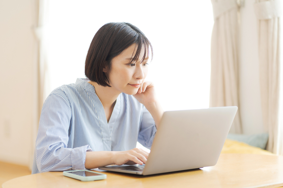 パソコンを操作する女性