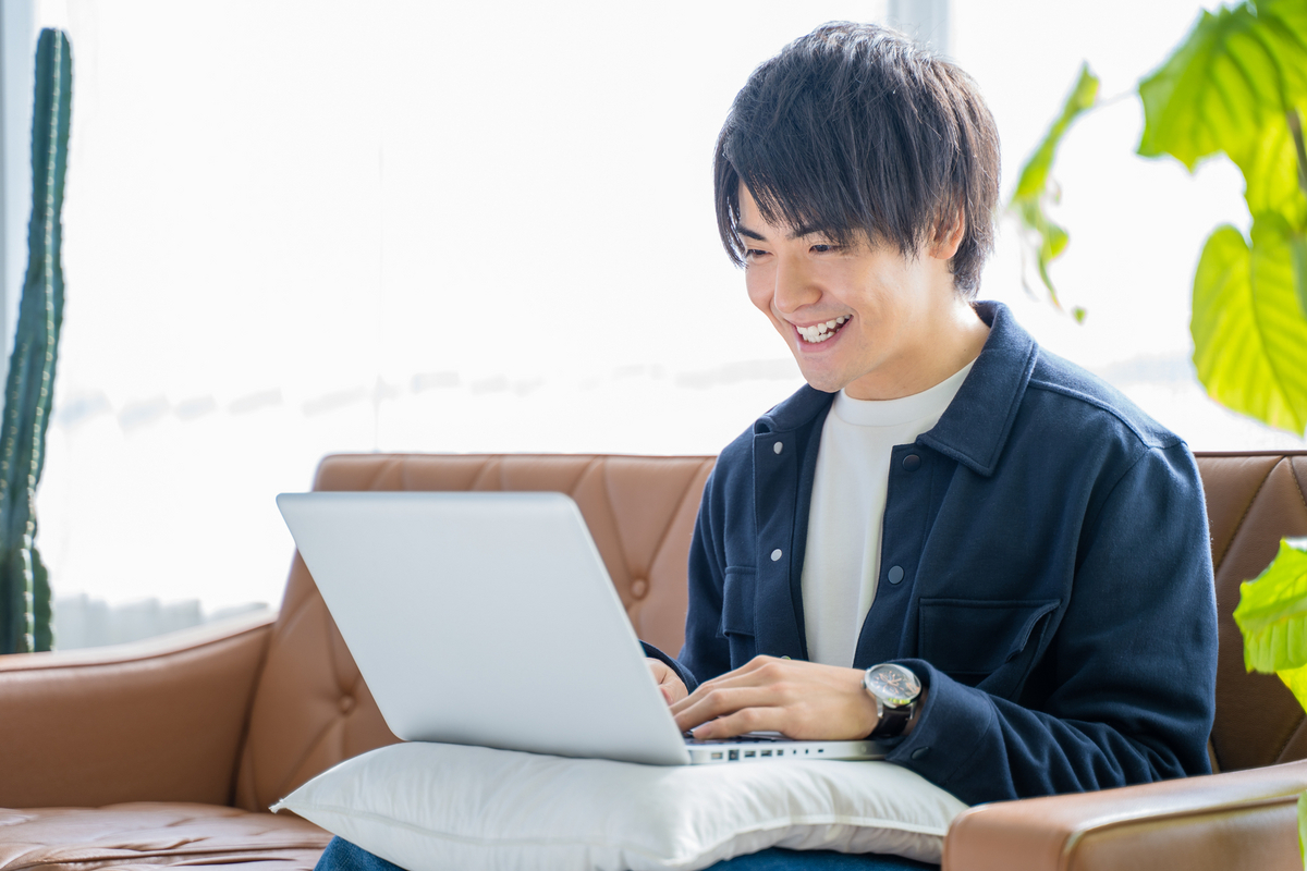 パソコンを操作する男性