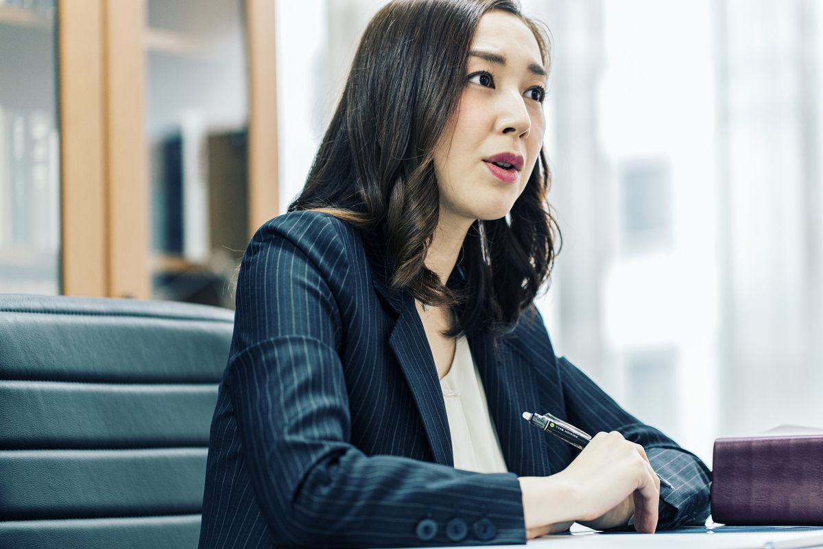話を聞く弁護士の女性