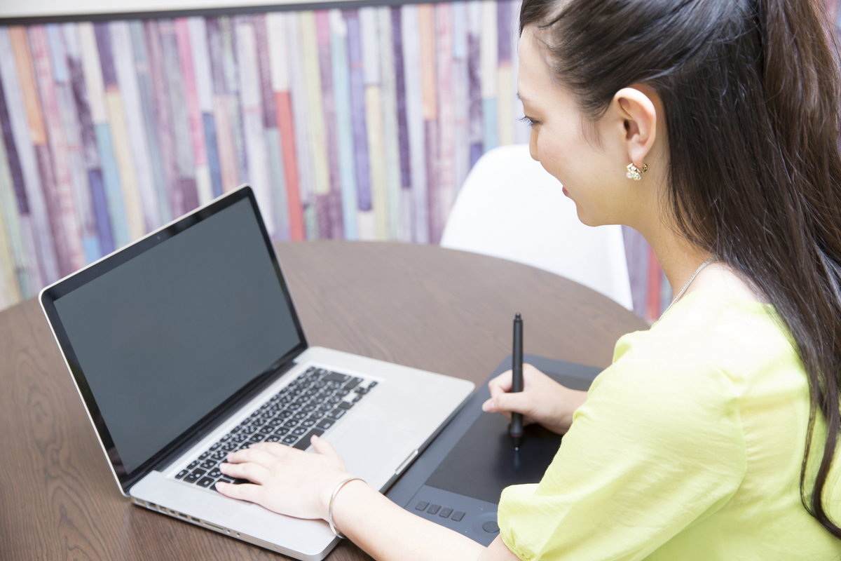 イラストレーターの女性