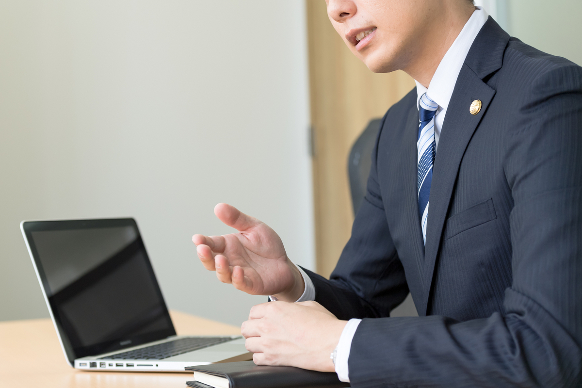 打ち合わせをする弁護士の男性
