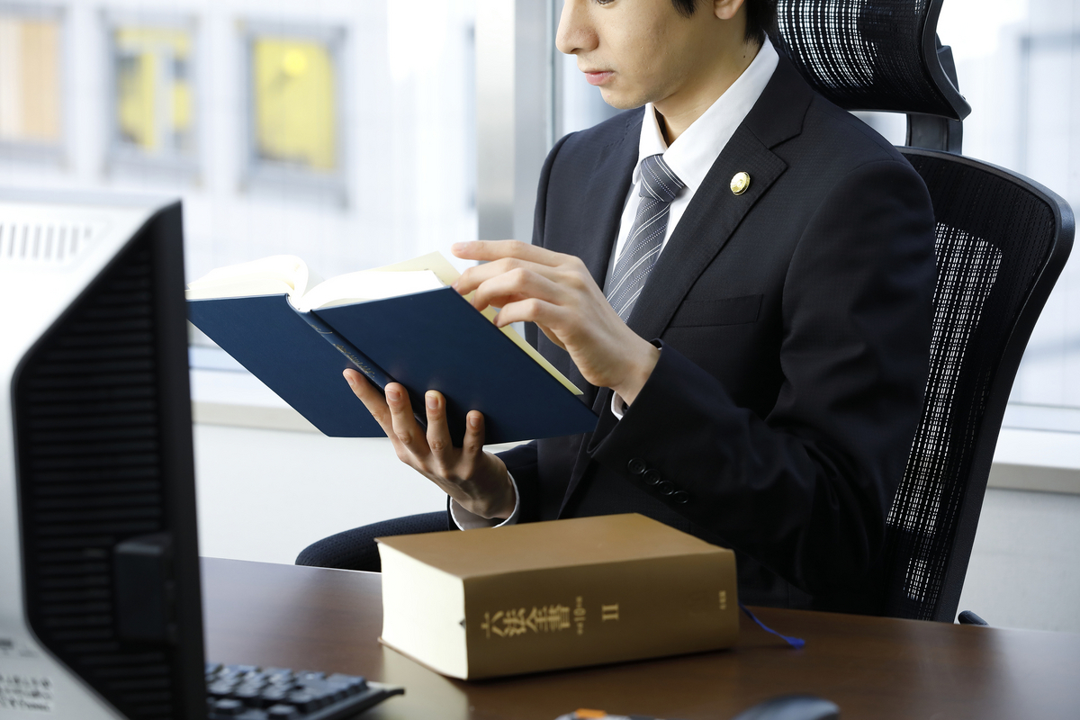 資料を確認する弁護士の男性