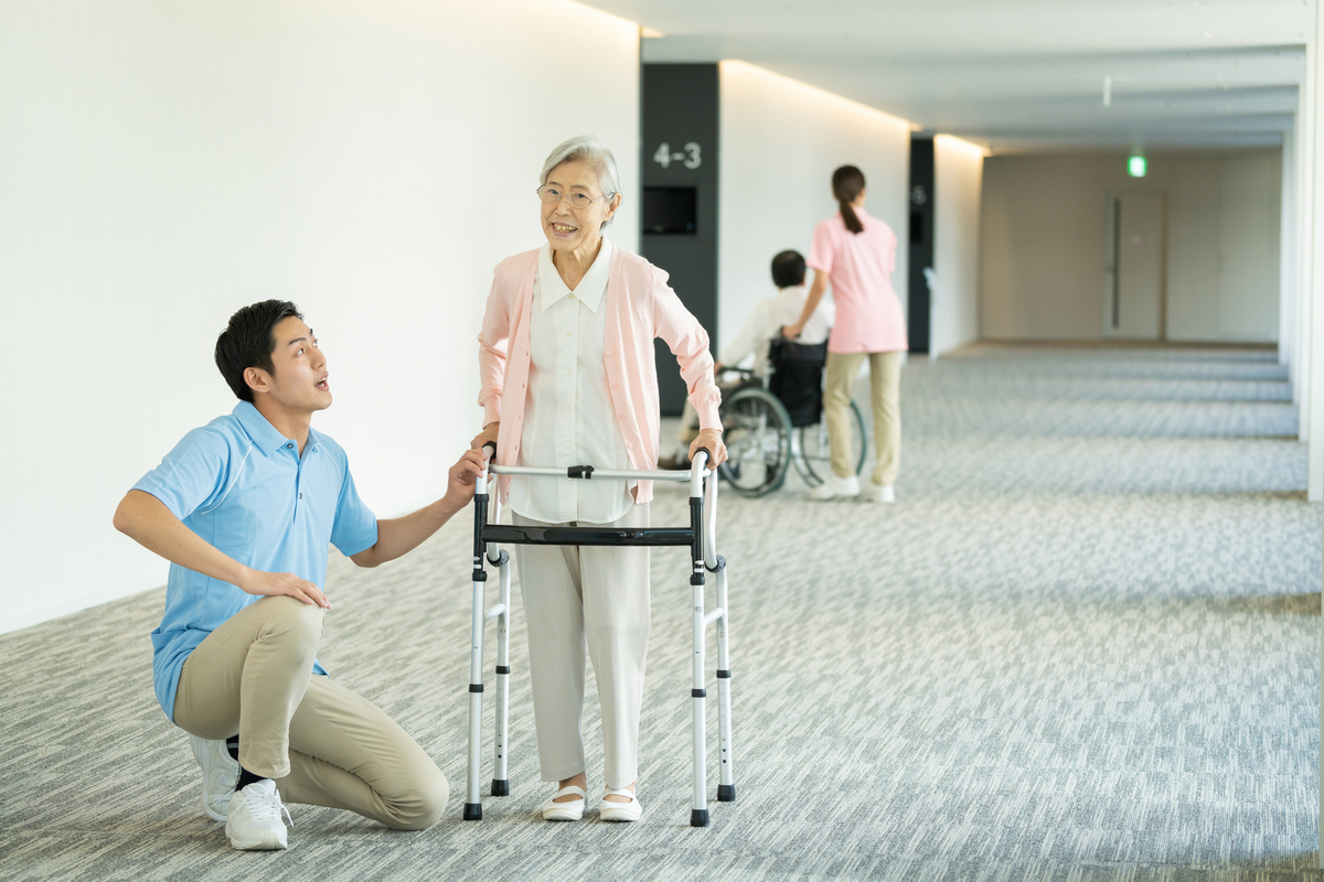 リハビリを手伝う介護士