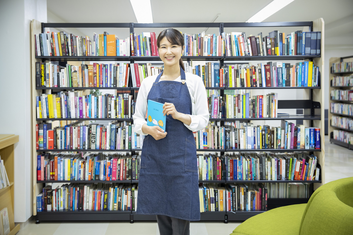 図書館で働く女性