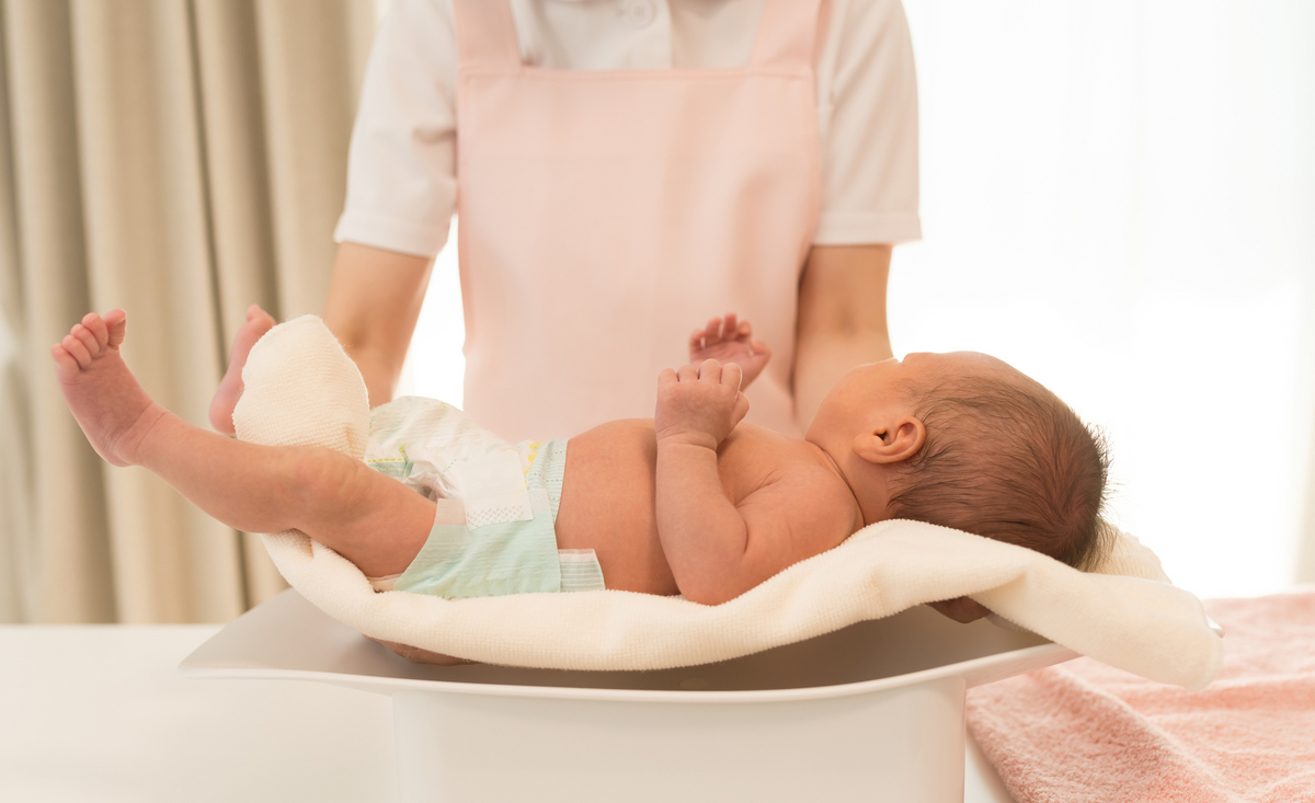 赤ちゃんを抱く女性