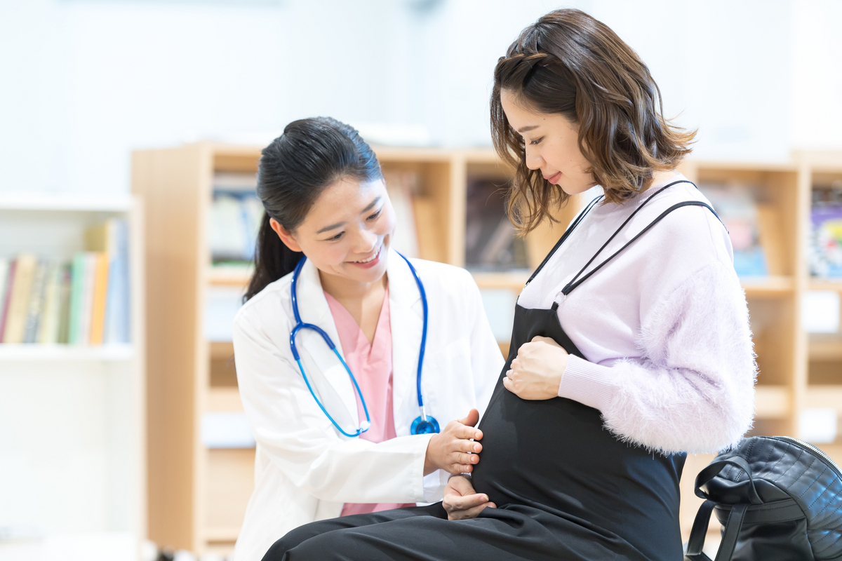 妊婦と女性医師