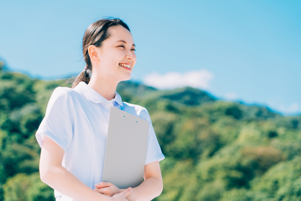 白衣姿の女性