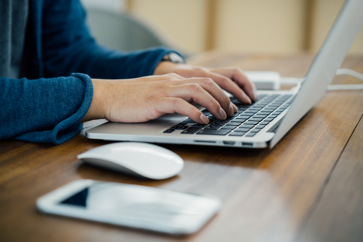 ライターの作業をする男性