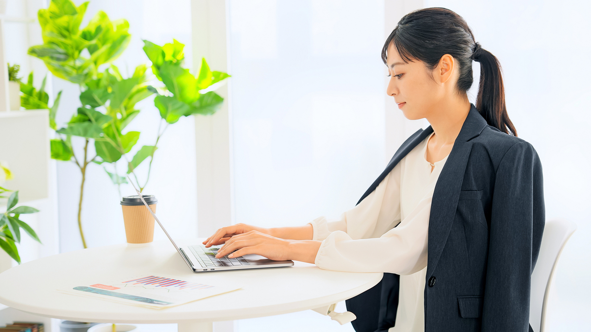 パソコンで作業をする女性