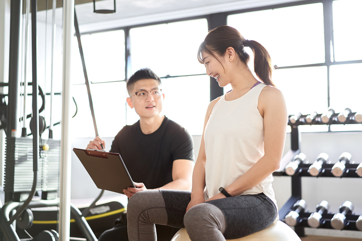 女性と男性トレーナー