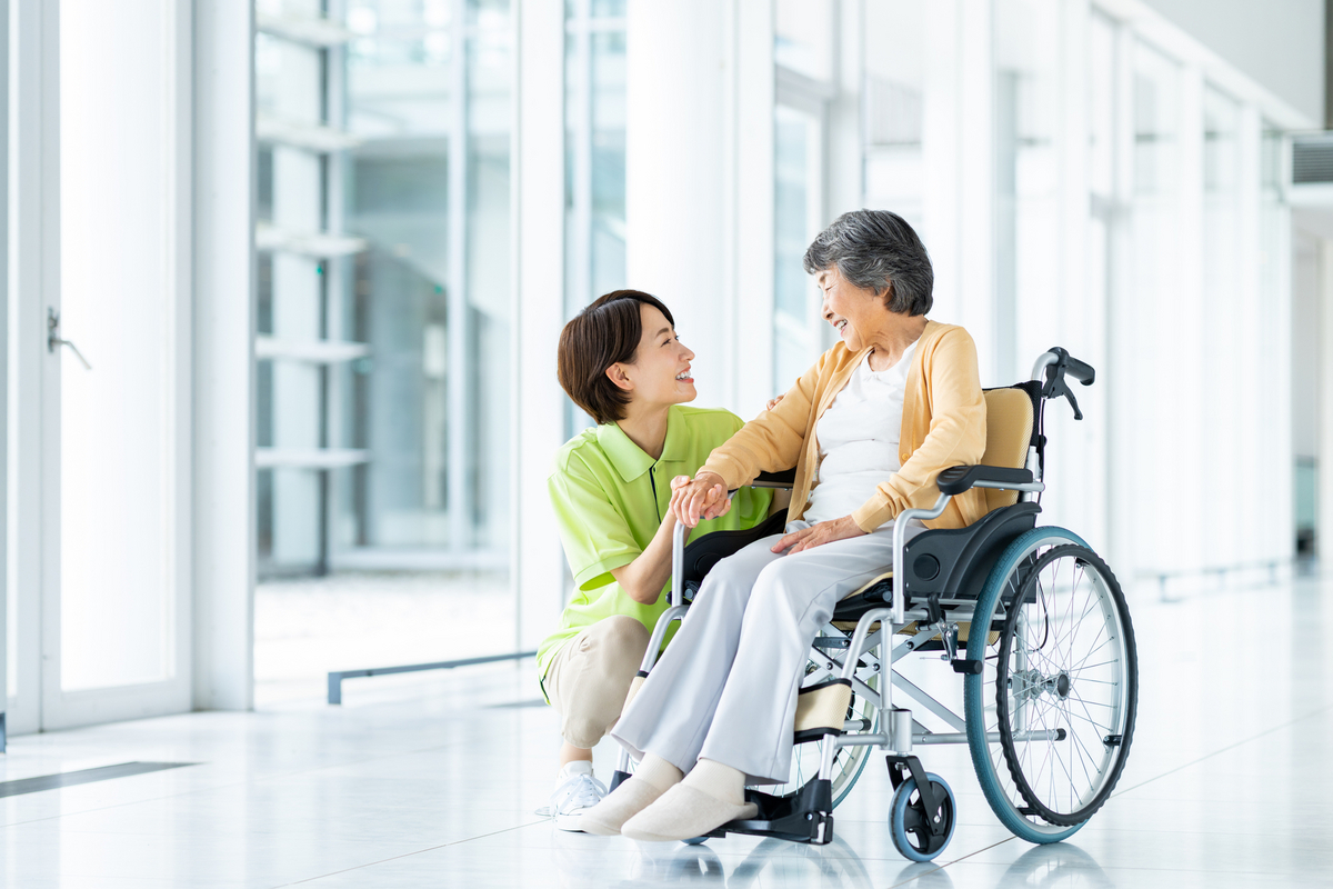 女性を介護する福祉士