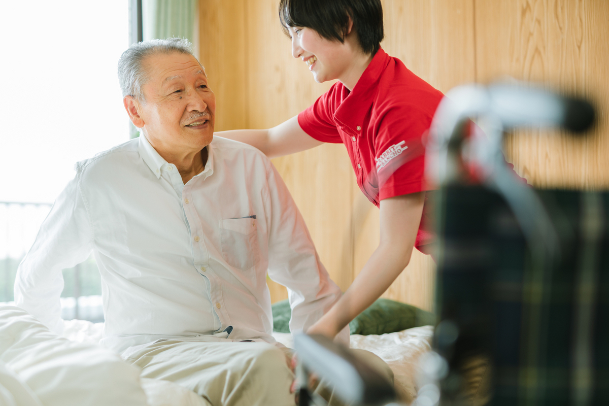 老人の手助けをする介護士
