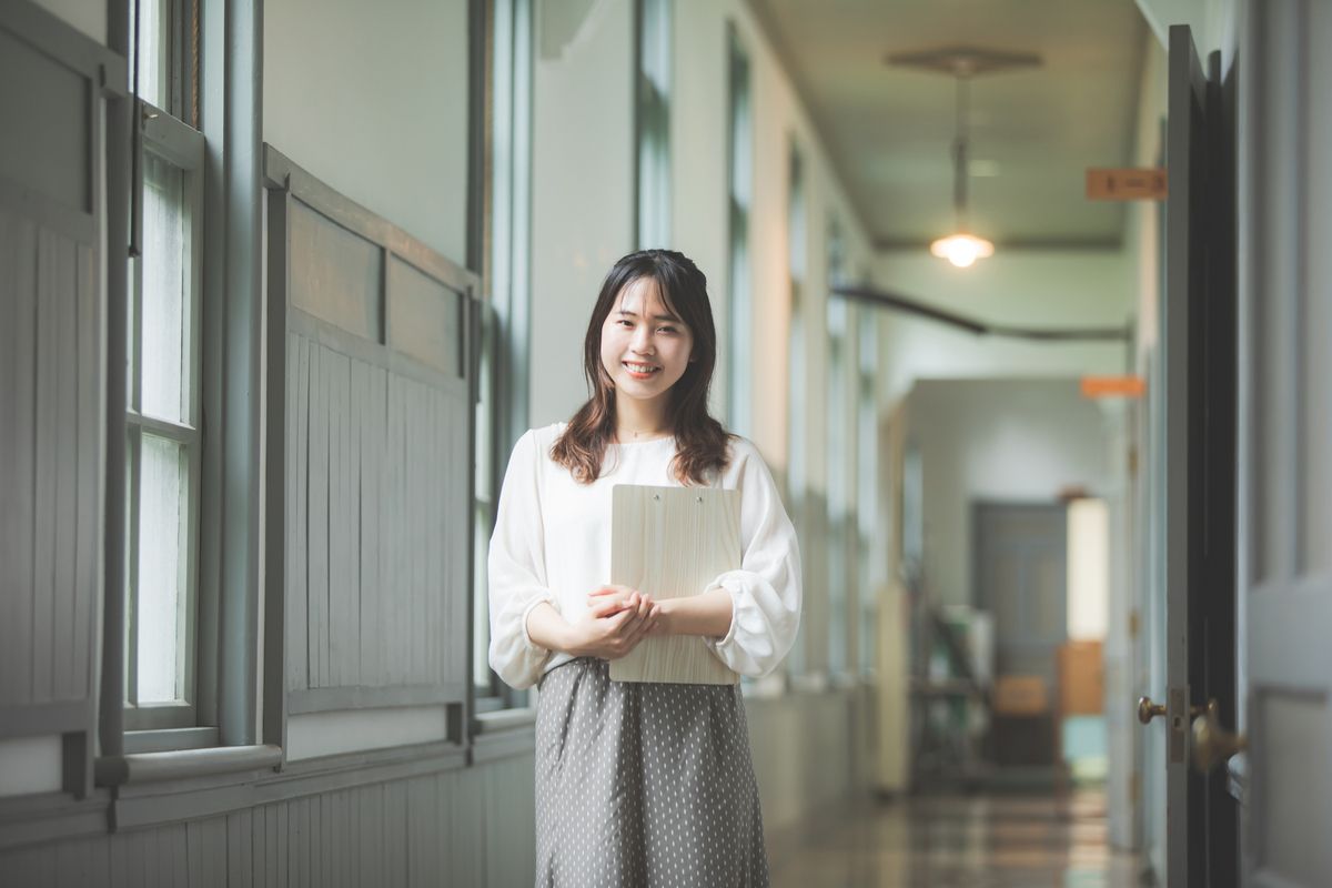 笑顔で働く女性教師