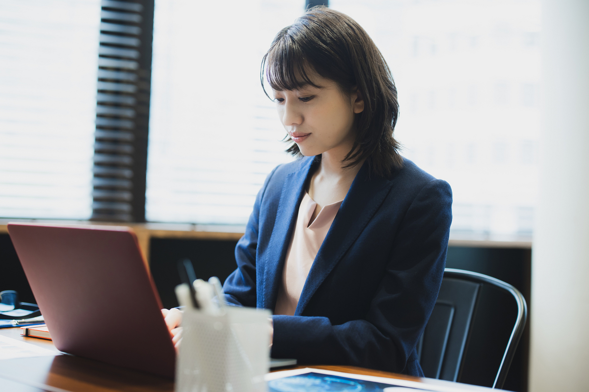 スーツでデスクワークする女性