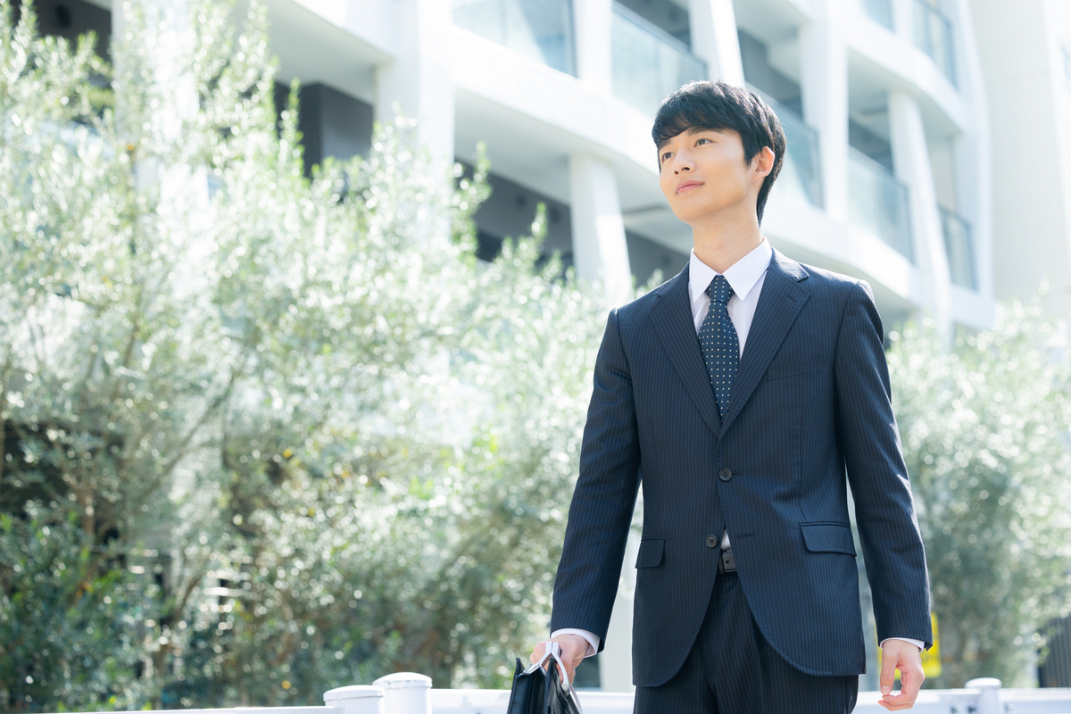 スーツ姿で歩く男性