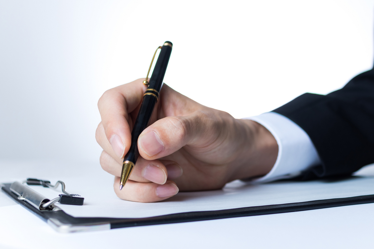 バインダーに記入する手元