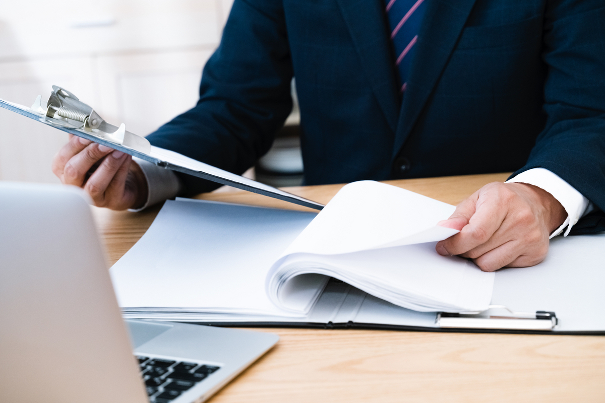 資料を見ている男性