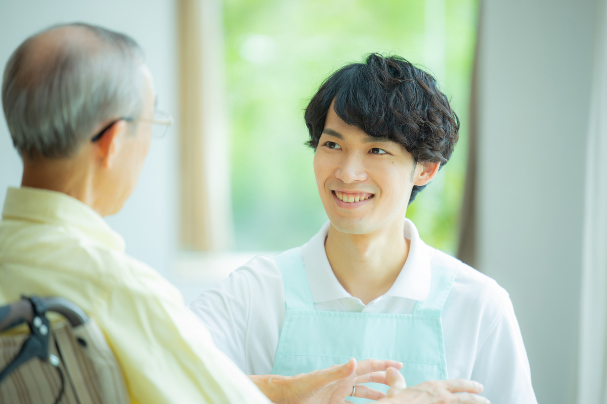 男性介護スタッフ