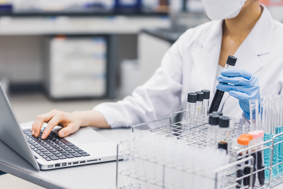 検査をする白衣の人物