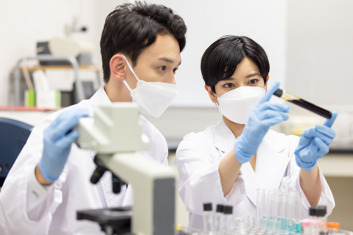 検体をチェックする男女