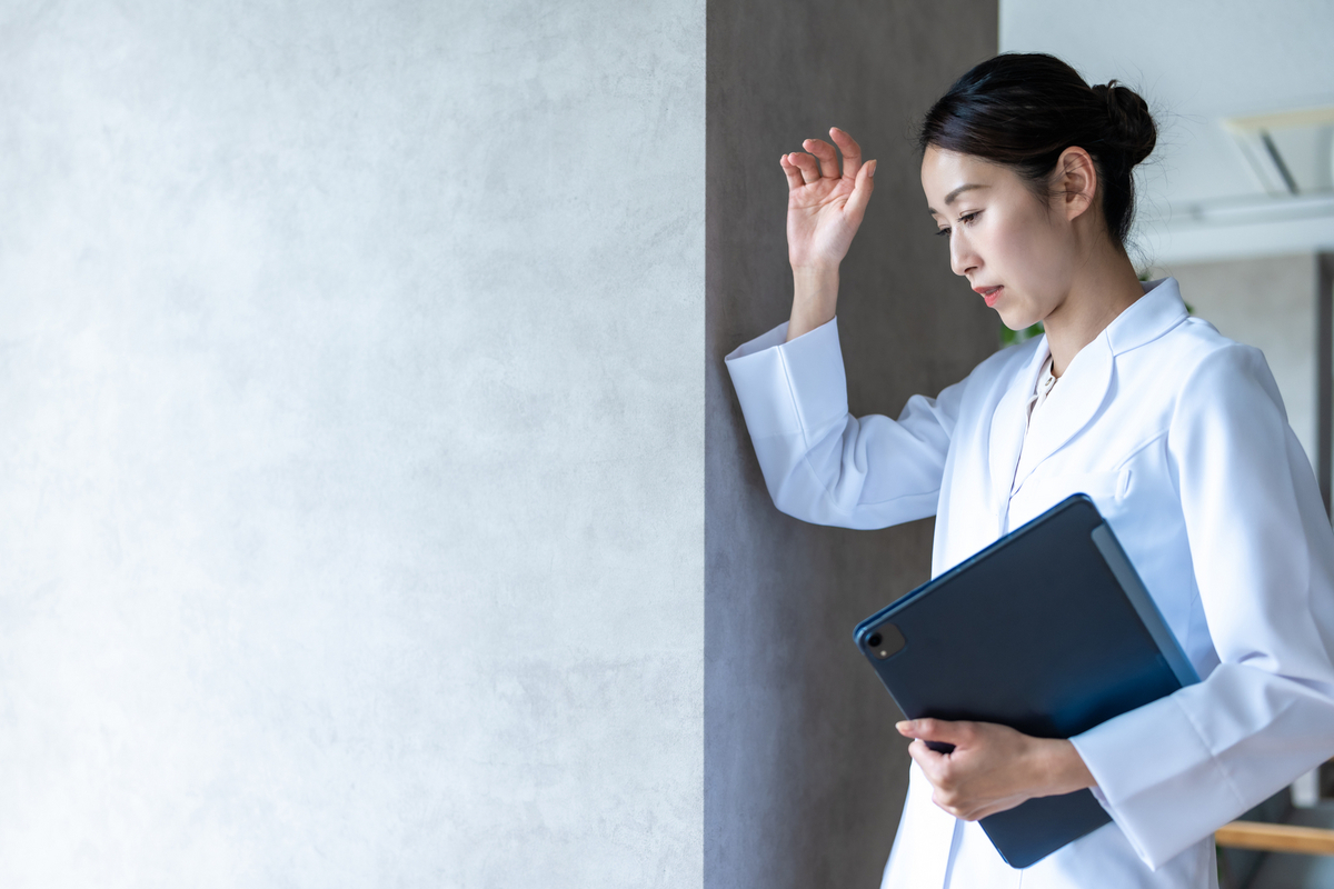 疲れた白衣の女性
