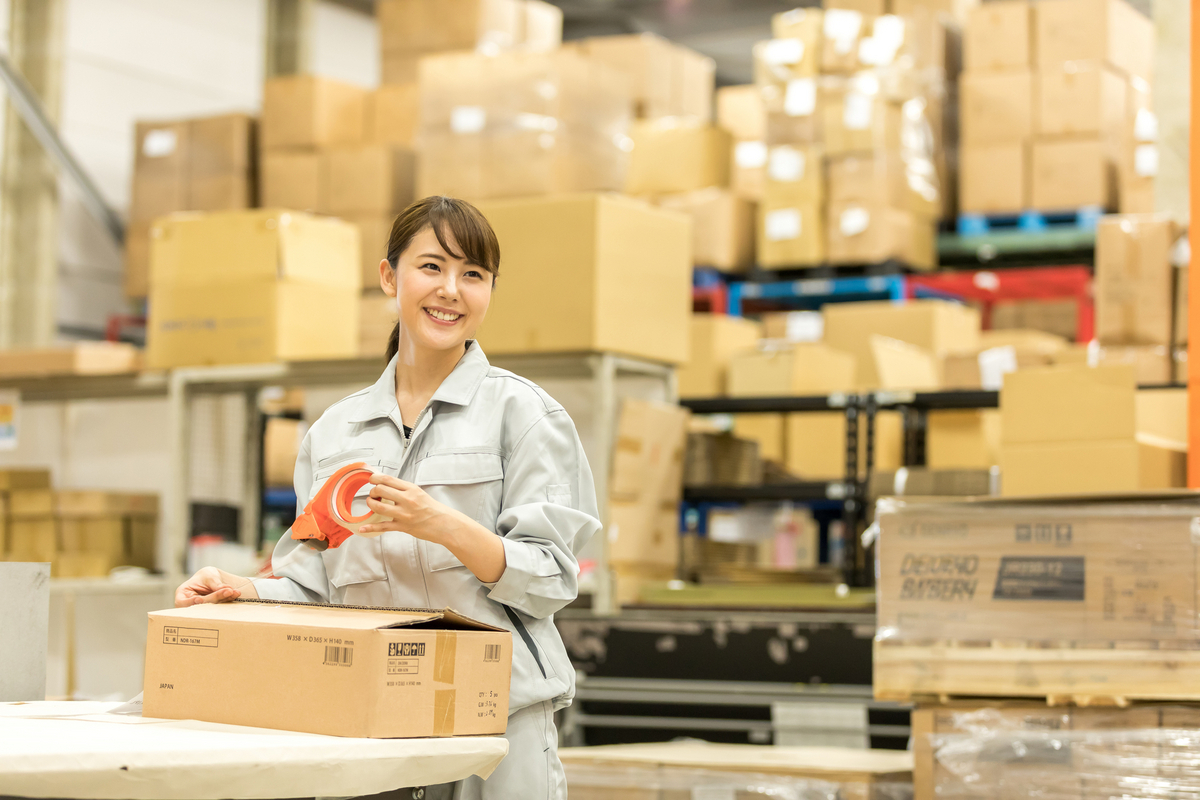 物流倉庫で働く女性