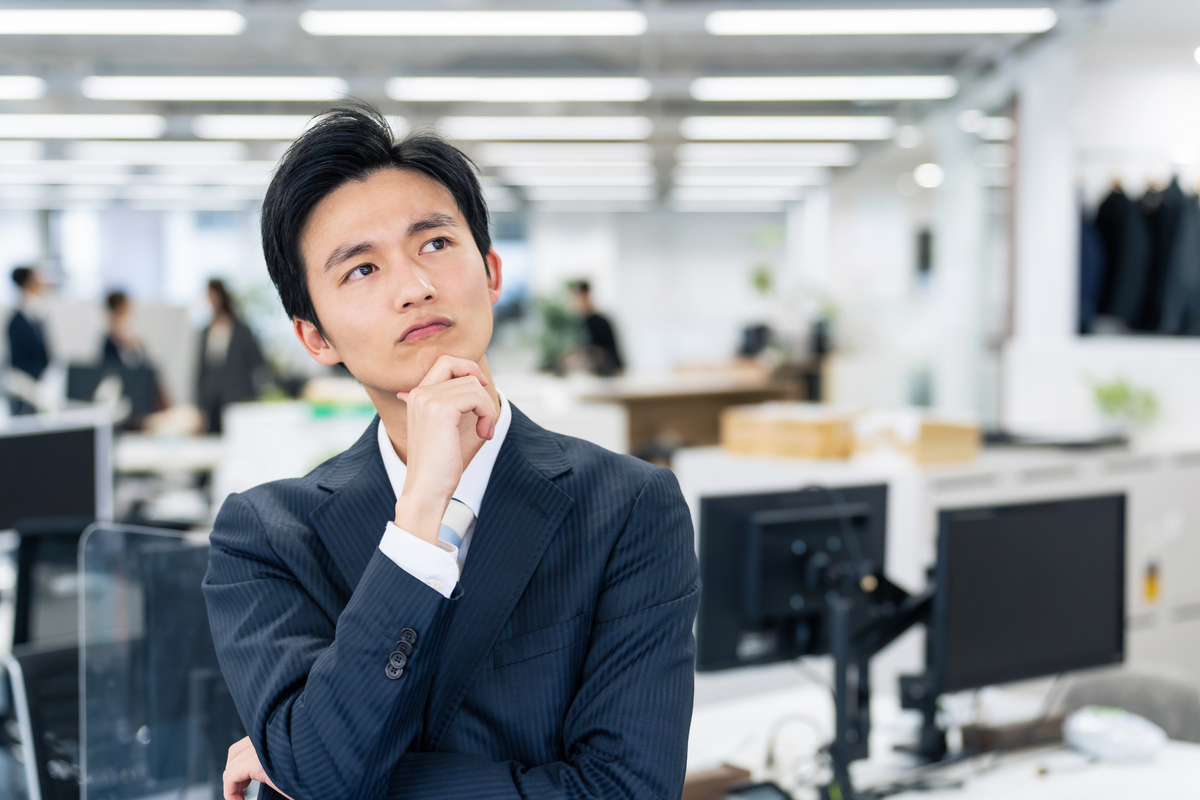考え事をする男性