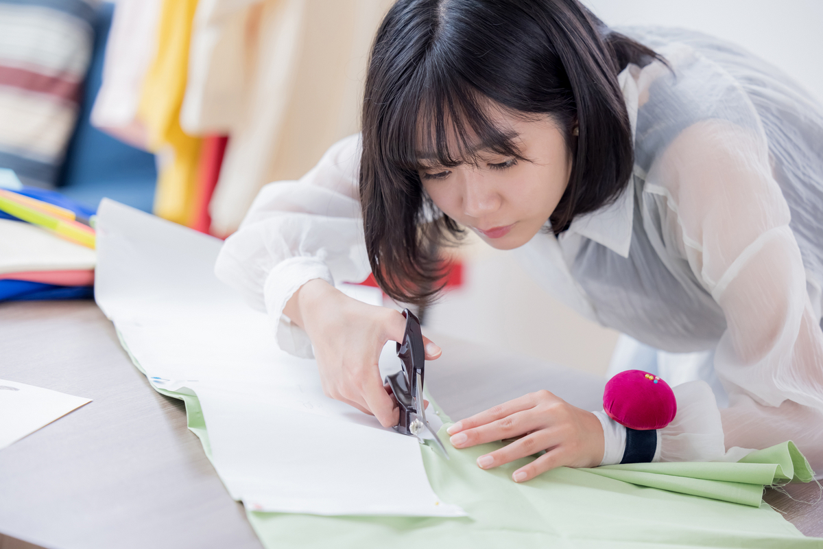 生地を切る女性